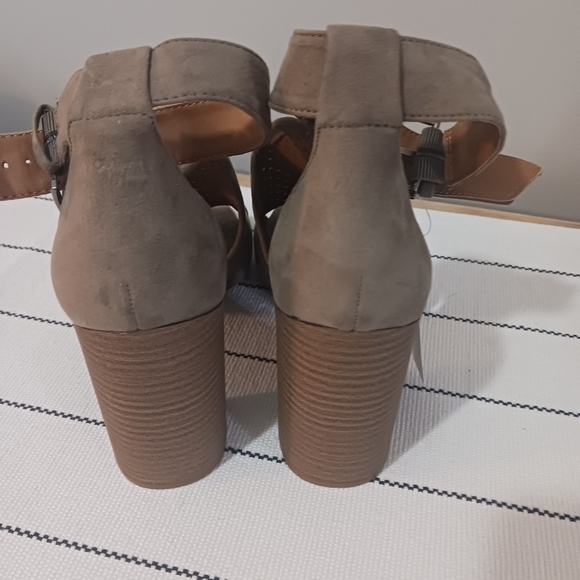 Universal Thread Women's Hannah Laser Cut Heeled Pump Sandals 8.5 NWT - Picture 6 of 7